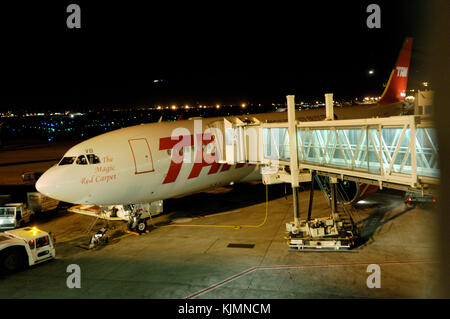 Un TAM Airbus A330-200 parcheggiato con jetway e tirare attaccato al gate A37 del terminale2 a Paris Charles de Gaulle Airport Foto Stock