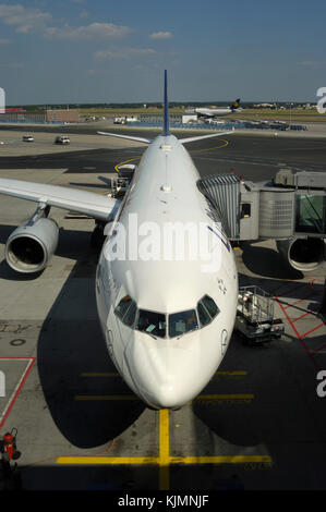 Rolls-Royce Trento 772B-60 motore di aspirazione e il parabrezza della Lufthansa Airbus A330-300 parcheggiato presso il terminale Foto Stock