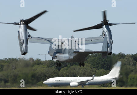 Eliche e Rolls-Royce Allison T406 (AE-1107C-liberty) motore gusci dei Marines americani Bell Boeing MV-22B Osprey il decollo con un Boeing Busine Foto Stock