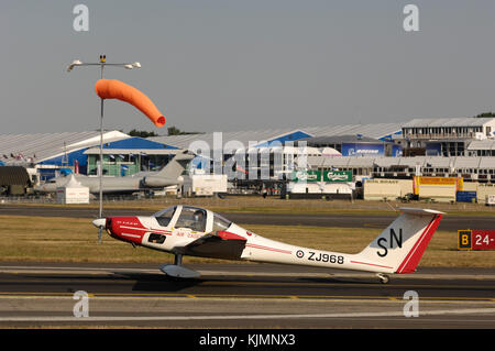 Royal Air Force RAF Grob G-109B vigili T-1 rullaggio con il Bombardier Sentinel R-1 parcheggiato dietro al 2006 Farnborough Airshow internazionale Foto Stock