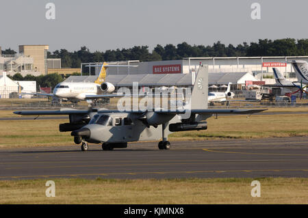 Britten Norman BN-2T turbina Islander rullaggio con un Bombardier Global XRS parcheggiato in static-display dietro al 2006 Farnborough International A Foto Stock