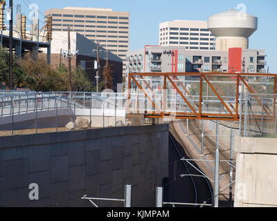 Mockingbird station trail collegamenti con ron kirk bridge park Foto Stock