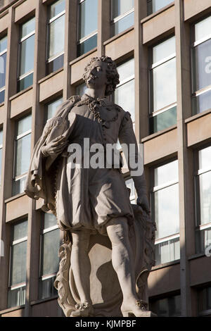 Statua del fiammingo artista barocco Antoon Van Dyck ad Anversa, in Belgio. La scultura, il Meir, raffigura il Sir Anthony van Dyck (1599 - 1641) Foto Stock