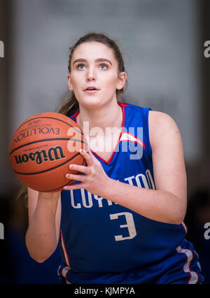 Alta scuola azione di pallacanestro con Fall River vs. Loyalton presso il Collegio di Shasta palestra di Redding, California. Foto Stock