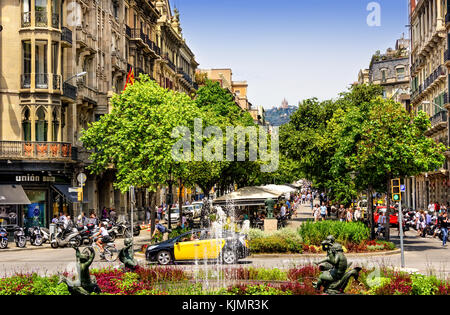 Barcellona, Spagna - 6 giugno 2016: Trafficata via Las Ramblas, piena di locali e turisti, nel cuore della città di Barcellona. Foto Stock