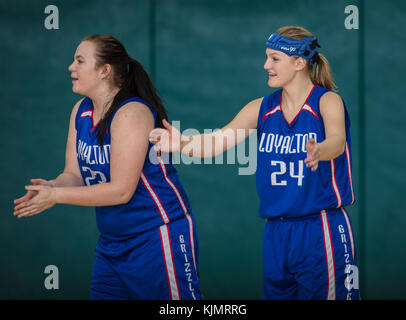 Alta scuola azione di pallacanestro con Fall River vs. Loyalton presso il Collegio di Shasta palestra di Redding, California. Foto Stock