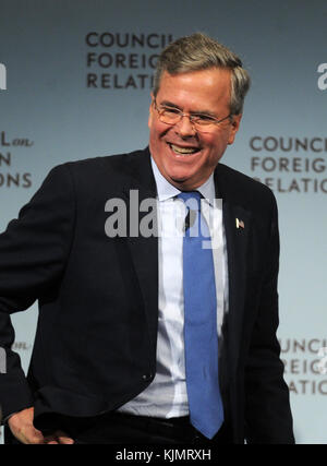 NEW YORK, NY - GENNAIO 19: Jeb Bush, un'impresa repubblicana di fiducia presidenziale, parla al Consiglio delle Relazioni estere il 19 Gennaio 2016 a New York. Bush ha lottato per ottenere la trazione contro altre speranze presidenziali repubblicane, tra cui Donald Trump e Sen. Ted Cruz. Persone: Jeb Bush Foto Stock