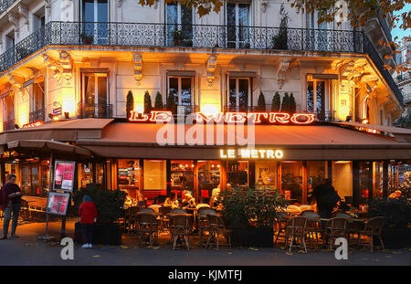 Le Metro è un tipico caffè parigino situato in boulevard Saint Germain a Parigi, Francia. Foto Stock