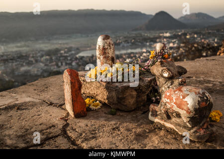 Piccola statua indù su una collina di fronte a una piccola città nel Rajasthan, India. Foto Stock