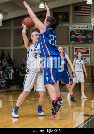 Alta scuola azione di pallacanestro con Fall River vs. Loyalton presso il Collegio di Shasta palestra di Redding, California. Foto Stock