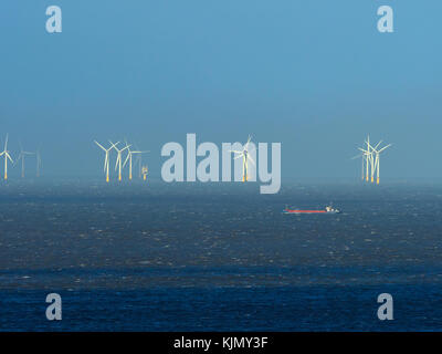 Nave Container oltrepassando Sheringham shoal Wind Farm da Sheringham Park Inverno Norfolk Norfolk Coast Area di straordinaria bellezza naturale Foto Stock