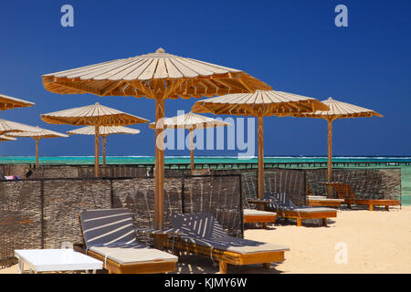 Egyptian ombrellone sulla spiaggia del Mar Rosso. A Marsa Alam, Egitto. Foto Stock