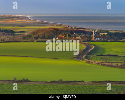 Il mulino a vento e mare del Nord Weybourne e Costa North Norfolk Foto Stock