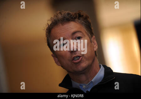 DAVENPORT, IA - GENNAIO 29: Candidato repubblicano alla presidenza, il 29 Gennaio 2016 a Davenport, Iowa, Rand Paul (R-KY) e sua moglie Kelley Paul si rivolge a una stanza piena di suoi sostenitori. Persone: Rand Paul Foto Stock