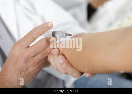 Medico la vaccinazione di donne in ospedale Foto Stock