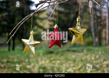 Tre stelle luccicanti decorazioni celebrano il Natale Foto Stock
