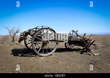 Vecchio Carro rotto nel deserto Foto Stock