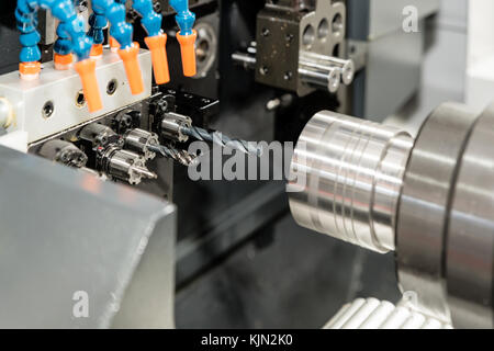 Operatore del processo di lavorazione dello stampo e la parte di stampo per automotive industriale il lavoro in fabbrica. Foto Stock