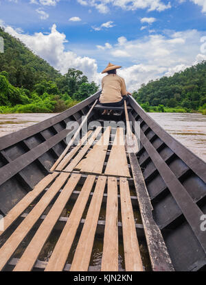 Barca a vela sul fiume pai con la tipica barca dalla coda lunga, Thailandia Foto Stock