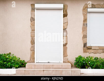 Bianco sparatutto in sicurezza sullo sfondo della parete luminosa Foto Stock