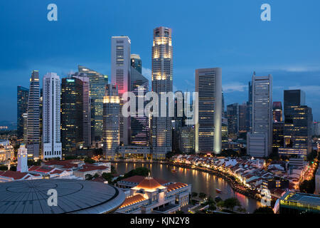 Vista aerea di Singapore il quartiere degli affari e città in notturna a Singapore, in Asia. Foto Stock
