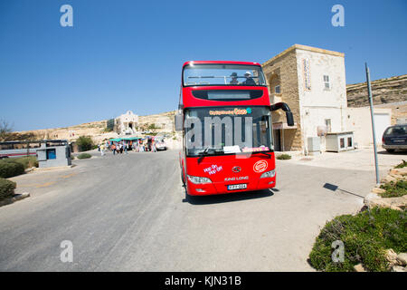 Isola di Malta, Europa - Novembre 15, 2015 . Strada di autobus turistici scogliere mediterranee nell'isola di Malta. Foto Stock