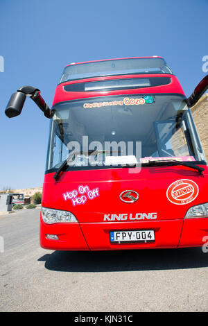 Isola di Malta, Europa - Novembre 15, 2015 . Strada di autobus turistici scogliere mediterranee nell'isola di Malta. Foto Stock