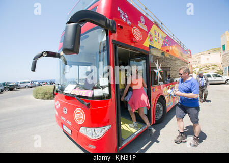 Isola di Malta, Europa - Novembre 15, 2015 . Strada di autobus turistici scogliere mediterranee nell'isola di Malta. Foto Stock