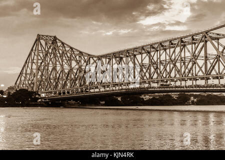 Quella di howrah bridge in colore seppia - lo storico ponte a sbalzo sul Fiume Hooghly con moody sky. Foto Stock