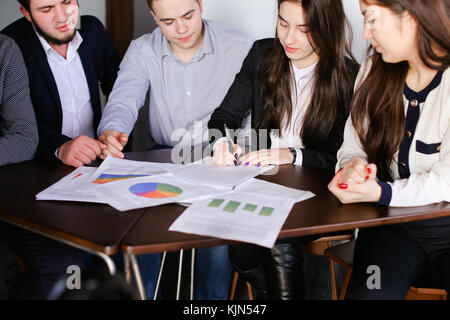 I gestori di due uomini e donne sono impegnati in programmi di approvazione Foto Stock