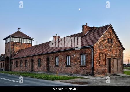 Oswiecim, Polonia - 29 luglio 2017: il cancello principale al campo di concentramento di Auschwitz Birkenau in Oświęcim, Polonia. Foto Stock