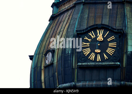 Il vecchio orologio sulla chiesa medievale torre - Saint Peters chiesa luterana in Riga, Lettonia Foto Stock