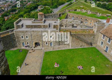 Il castello di Dover, Dover, Kent, Regno Unito - agosto 17, 2017: vista dalla cima del re Henry's tower guardando verso il basso sulla mantenere. estate girato con la famiglia picnicin Foto Stock