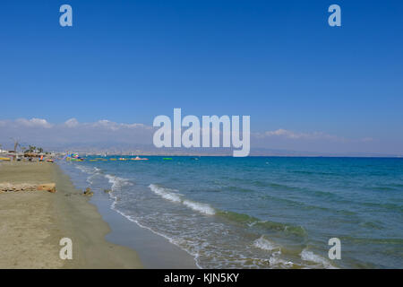 Lady's Mile beach, LIMASSOL, Cipro - 3 ottobre 2017: vista della spiaggia di lady's mile guardando verso il dock di Limassol. mattina shot con blue sk Foto Stock