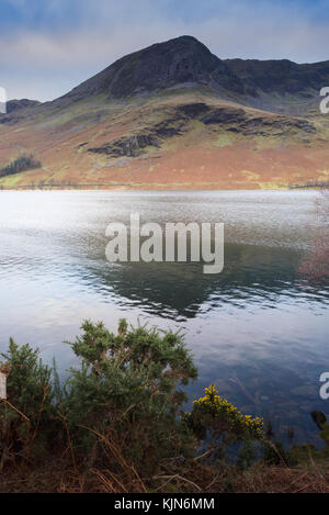 Alta falesia riflessa in Buttermere, Lake District Foto Stock