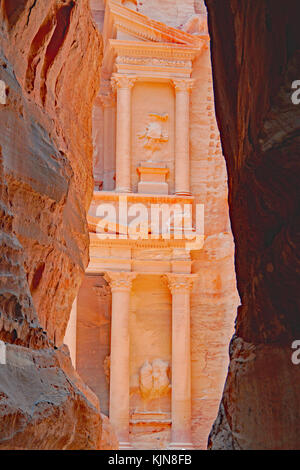 Vista del tesoro petra da un siq (stretta gola) che conduce al sito principale. è il modo più diretto nel sito della città di Petra. Foto Stock