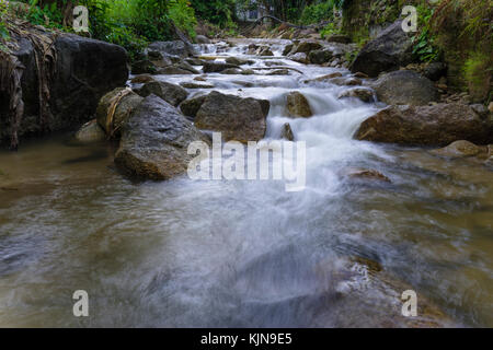 Otturatore lento del batu kurau river, taiping, perak, Malaysia Foto Stock