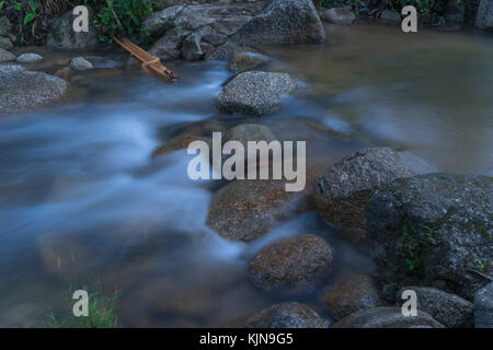 Otturatore lento del batu kurau river, taiping, perak, Malaysia Foto Stock