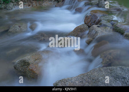 Otturatore lento del batu kurau river, taiping, perak, Malaysia Foto Stock