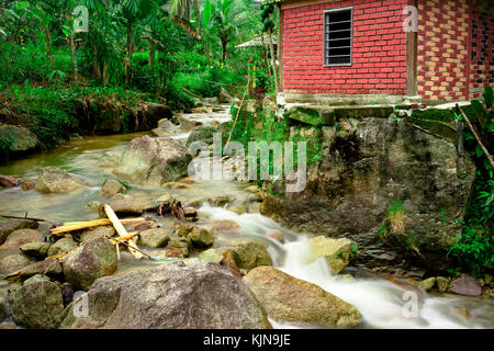 Otturatore lento del batu kurau river, taiping, perak, Malaysia Foto Stock