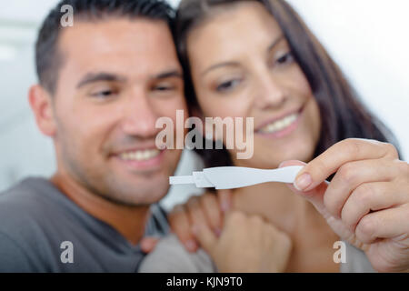Giovane coppia felice con test di gravidanza Foto Stock