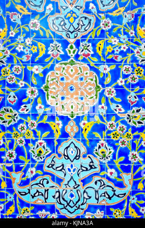 Piastrelle decorative sul muro di una Moschea iraniana nel Bur Dubai Foto Stock