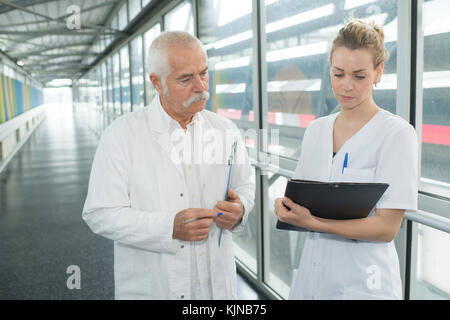 I fornitori di servizi sanitari nel corridoio Foto Stock