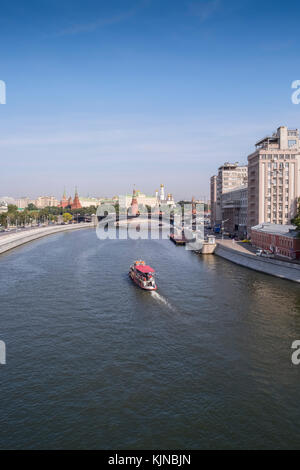 Vista paesaggio lungo il fiume Moskva guardando verso la città di Kremlin Palace e cattedrali, Mosca, Russia. Foto Stock