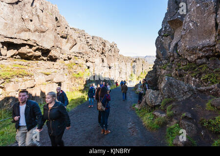 Thingvellir, Islanda - 6 settembre 2017: la gente a piedi logberg mount in gola almannagja. thingvellir è storica, culturale e sito geologico, Foto Stock