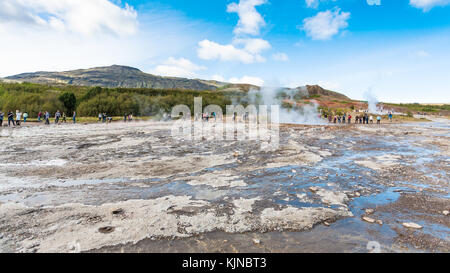 Haukadalur, Islanda - 6 settembre 2017: la gente vicino strokkur geyser nella zona haukadalur in autunno. haukadalur geyser valley è uno dei più famosi Foto Stock