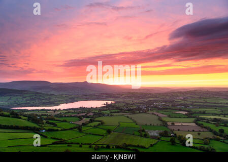 Vista dalla collina Cockit oltre il lago Llangorse al tramonto Foto Stock