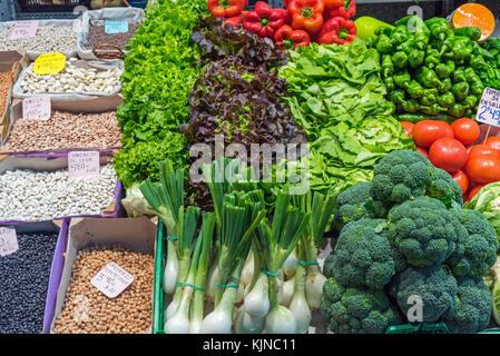 Insalata e legumi per la vendita su un mercato Foto Stock