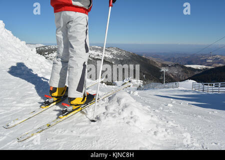 Giovane sciatore in corrispondenza della posizione di partenza nella parte superiore della pista da sci, pronto per sciare giù per la collina, ski resort kopaonik, serbia Foto Stock