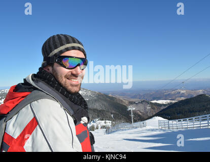 Allegro giovane sciatore in corrispondenza della posizione di partenza nella parte superiore della pista da sci, pronto per sciare giù per la collina, ski resort kopaonik, serbia Foto Stock